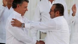 Colombian President Juan Manuel Santos (L) and Marxist rebel leader Timochenko