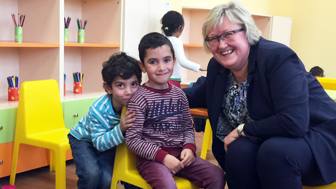 Minister Elisabeth Aspaker along with two of the children at the new preschool.