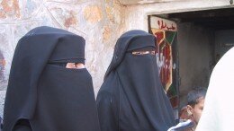 Yemeni women communicate with his eyes.