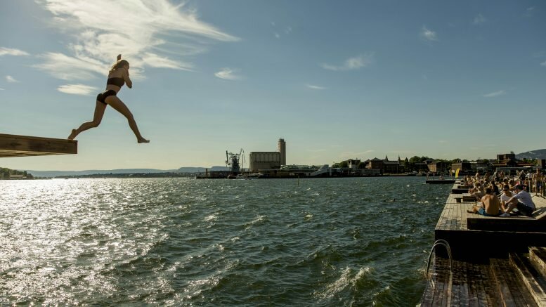 People enjoying the sun, summer and swimming in Sørenga in Oslo on Thursday.