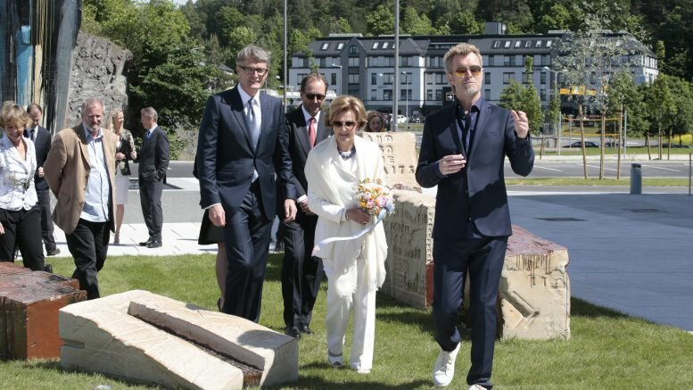 Queen Sonja open the sculpture park.