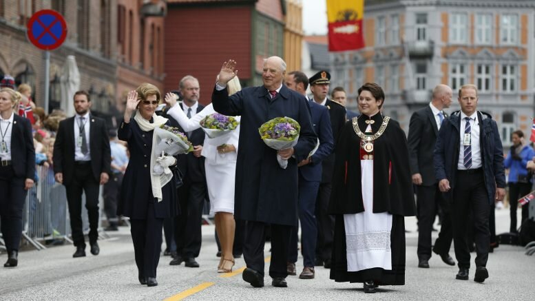Royal couple arrive in Bergen as a part of their anniversary trip