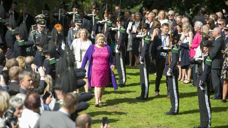 King Harald and Queen Sonja invites to the garden party in Queen Park. Prime Minister Erna Solberg also participates together with 1500 others.