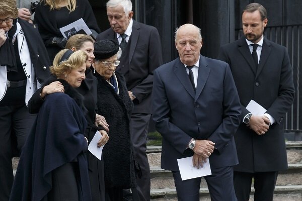 Queen Sonja, Princess Märtha Louise, Princess Astrid, Mrs. Ferner, King Harald and Crown Prince Haakon