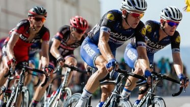Minister of Culture with thumbs up for Tour de France