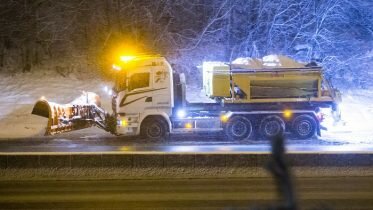Snowfall creates traffic jam