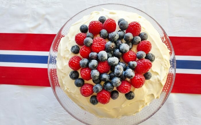 May 17th cake with the Norwegian flag, blueberries and raspberries.