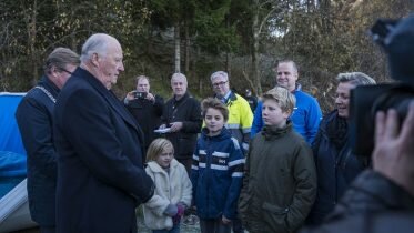 King Harald visits areas affected by the floods