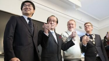 The mayors of both Hiroshima and Nagasaki handed peace seeds to Oslo