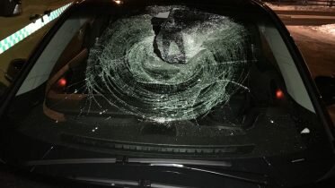 Motorists gets ice through windshield in Oslo