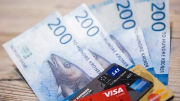 Banknotes and coins lose ground to card payments