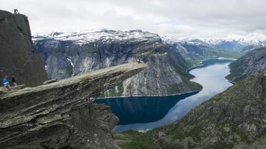 Mayors conduct weddings on Trolltunga, Gaustatoppen, and via Skype