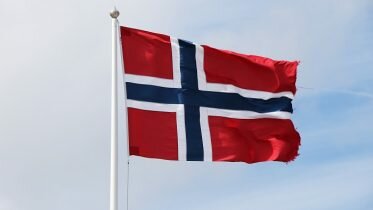UD and flag producers disagree with the red colour in the Norwegian flag