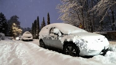 Snow and ice falls from roofs cause car damage insurance pays outs of millions