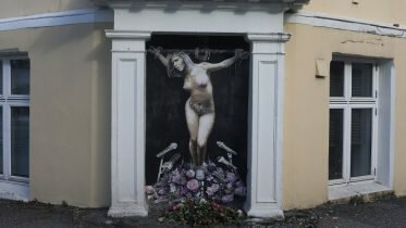 Street artist painted a crucified Listhaug in Bergen