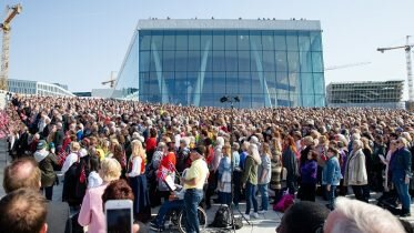 Nearly 3,000 gathered for the world record attempt at opera