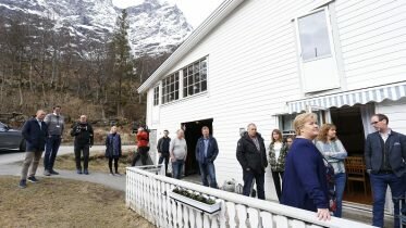 Erna Solberg met the families living under the mountain Mannen