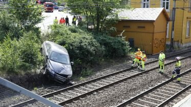 Car ends up on train tracks – stopped Oslo train traffic