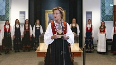 Queen Sonja has opened a bunad exhibition