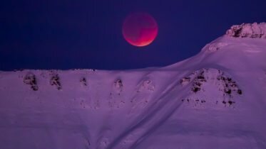 Total moon eclipse and shooting stars in Norwegian skies this summer