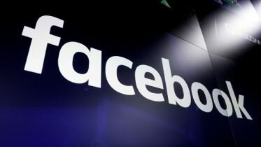 Facebook stops hundreds of applications