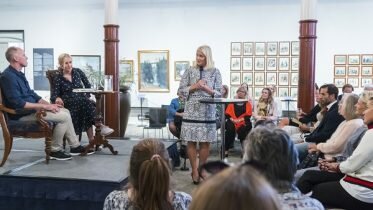 Mette-Marit initiated an author interview in the Queen’s art gallery