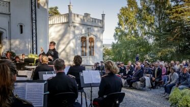 Royal couple receives concert as a gift