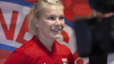 Hegerberg praised by Lyon fans
