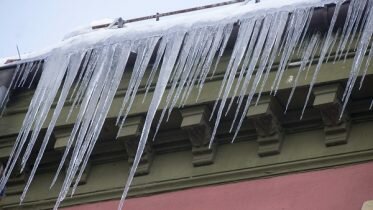 Police and fire services warn against roof ice in Oslo