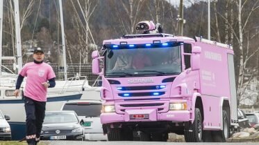 Pink fire truck has collected over NOK 400,000 for cancer