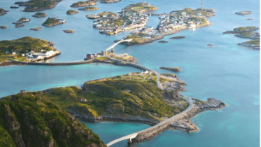 Scenic Hike & Fishing Village Tour to Henningsvær