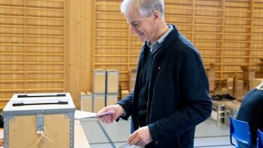 Party leaders cast their votes when the first election day kicked off