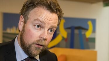 The government is tightening language requirements for the payment of social assistance benefits
