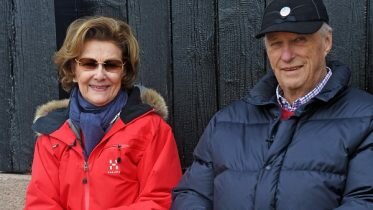 The royal couple asks the people to trust the authorities