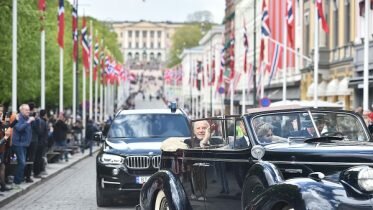 The royal family drove through the streets of Oslo in open cars