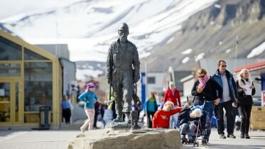 Over 30 tourism companies can start operating in Svalbard from Monday