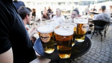 Last night in the city before the national pub ban – the police ask people to party in moderation