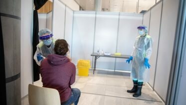 Testing center opened in Flesland, passengers walked passed it