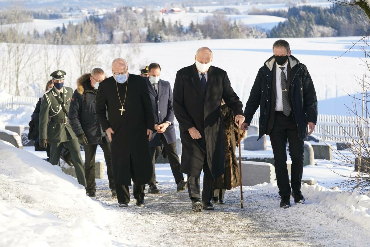 Norway’s royal family on-site in Gjerdrum to meet rescue workers and evacuees