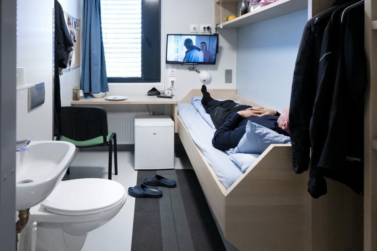 An inmate in his room in Romerike prison