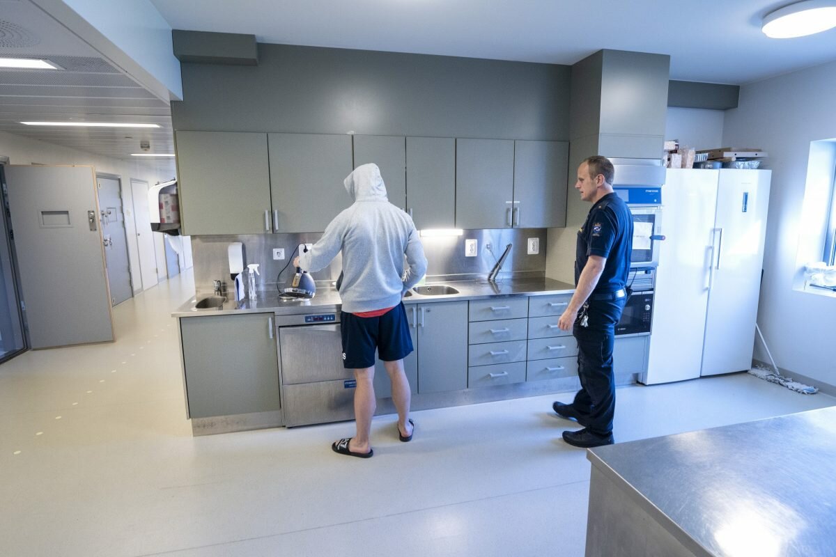 An inmate in the kitchen of Romerike Prison