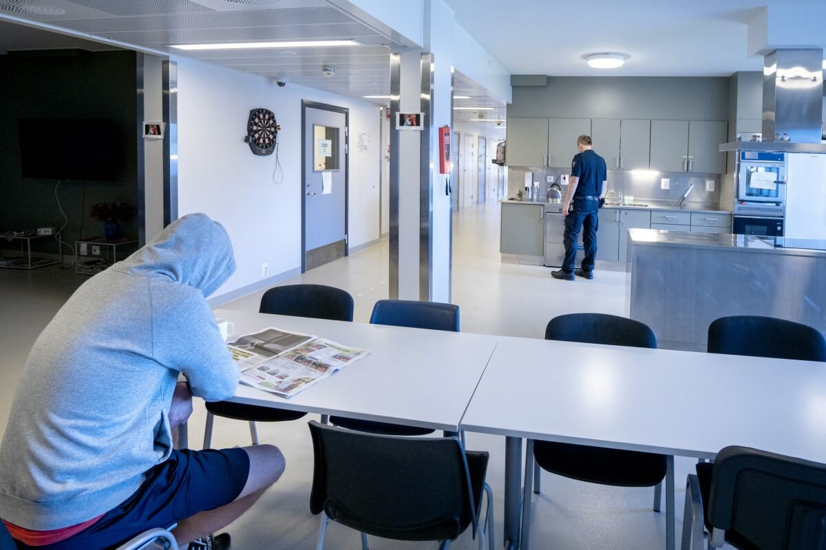 An inmate in the kitchen of Romerike Prison