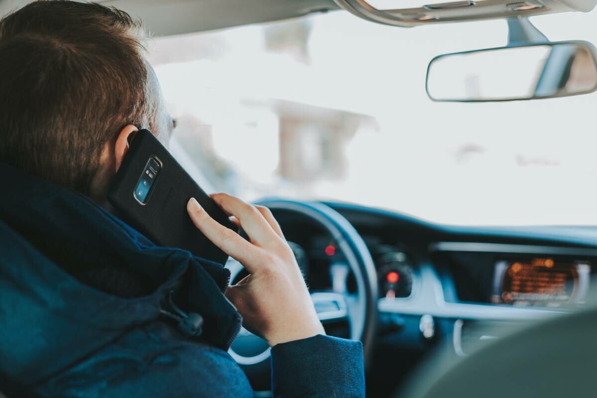 On average, 43 people are fined for using mobile phones behind the wheel every day in Norway