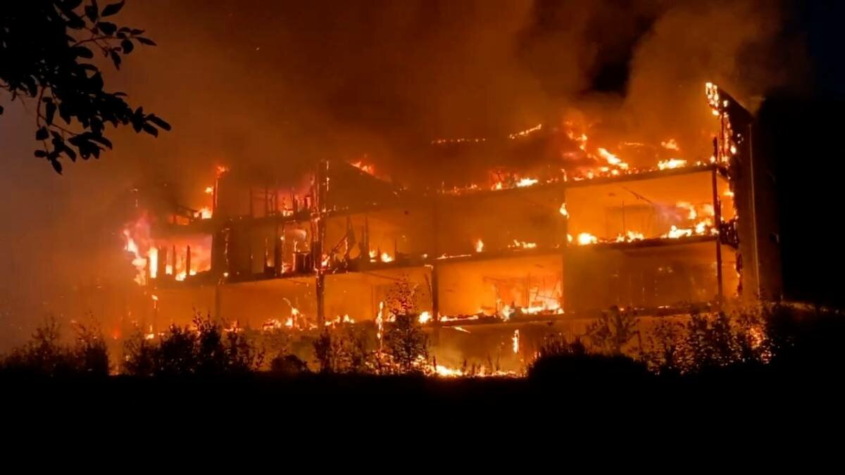 PHOTO: Major fire engulfs apartment block in Bergen, 24 people evacuated